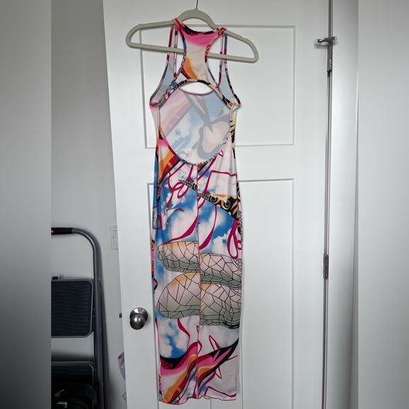 trendy dress with a few small threads sticking out in the seam - Picture 5 of 6